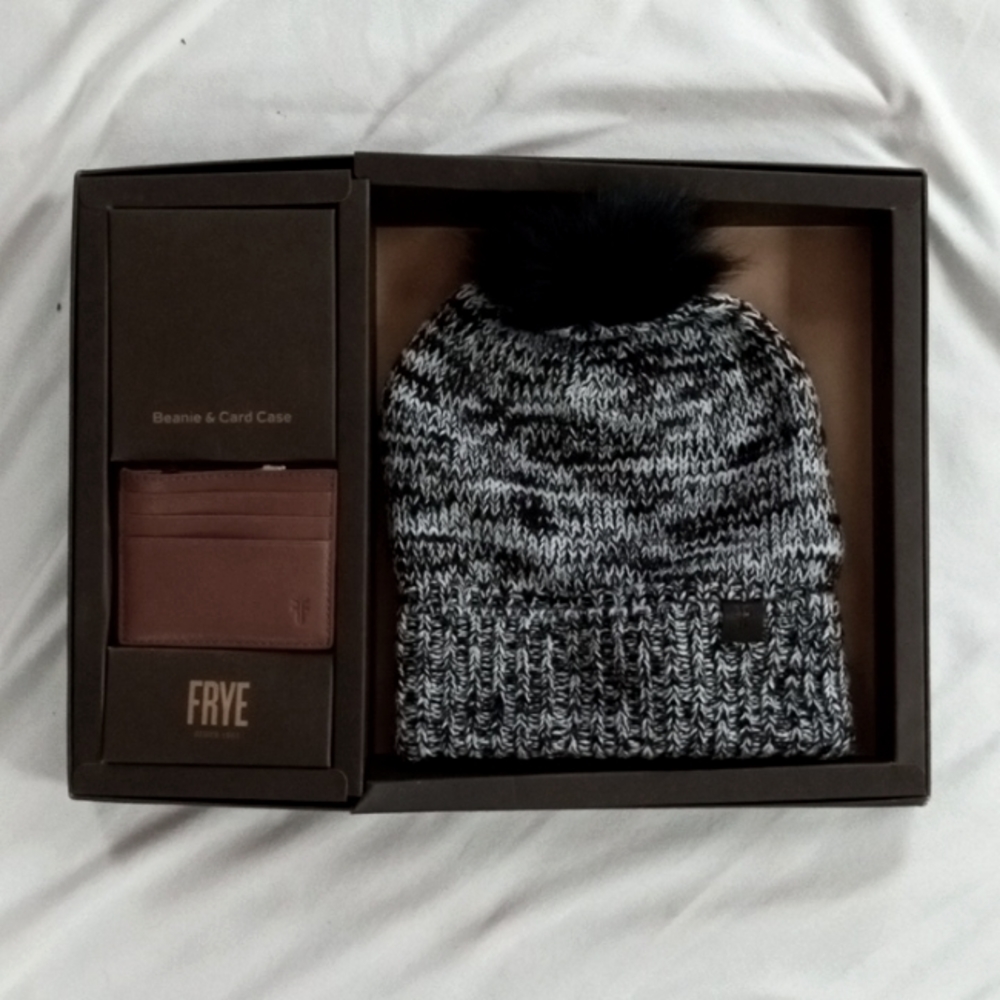 Gift Set Frye Knit Hat & Leather Card Case nib